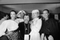 デザイナーのエマニュエル・ウンガロ氏（左から4人目）。フランス・パリにて（1980年10月17日撮影、資料写真）。(c) Pierre GUILLAUD / AFP