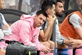 サッカー親善試合、香港選抜対インテル・マイアミ。ベンチで試合を見つめるインテル・マイアミのリオネル・メッシ（左、2024年2月4日撮影）。(c)Peter PARKS / AFP