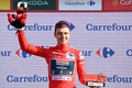 自転車ロードレース、ブエルタ・ア・エスパーニャ、第5ステージ（モレリャ～ブリアナ、186.2キロ）。総合首位を維持し、表彰式で喜ぶスーダル・クイックステップのレムコ・エベネプール（2023年8月30日撮影）。(c)JOSE JORDAN / AFP