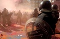 スペイン北東部カタルーニャ自治州のバルセロナで、中央政府の警官に支持を示す集会への対抗デモに参加した分離派と衝突する地元警官（2018年9月29日撮影）。(c)Pau Barrena / AFP