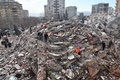 地震の被害を受けたトルコ・カフラマンマラシュで、倒壊した建物で捜索活動を続ける人々（2023年2月7日撮影）。(c)Adem ALTAN / AFP