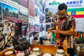 コーヒー産業館でコーヒーを入れるエチオピアの出展業者（2024年7月24日撮影）。(c)Xinhua News