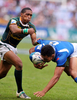 サモアの%%Reupena Levasa%%にタックルを仕掛ける南アフリカの%%Renfred Dazel%%（左）。(c)AFP/LAURENT FIEVET