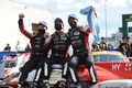 第89回ルマン24時間耐久レース。優勝を喜ぶ（左から）トヨタ・ガズーレーシング7号車のマイク・コンウェイ、小林可夢偉、ホセ・マリア・ロペス（2021年8月22日撮影）。(c)Jean-Francois MONIER/ AFP