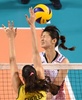 女子バレーボール・ワールドグランプリ（FIVB World Grand Prix 2014）決勝ラウンド最終日、日本対ブラジル。ブラジルのシェイラ・カストロ（Sheilla Castro）にブロックされる木村沙織（Saori Kimura、2014年8月24日撮影）。(c)AFP/KAZUHIRO NOGI