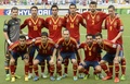サッカーコンフェデレーションズカップ2013（Confederations Cup 2013）は27日、フォルタレーザ（Fortaleza）で準決勝が行われ、スペインが7-6でイタリアとのPK戦を制し、ブラジルとの決勝に進出した。

試合前の写真撮影に臨むスペインの選手（2013年6月27日撮影）。(c)AFP/LLUIS GENE