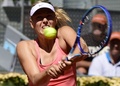 テニス、マドリード・オープン、女子シングルス3回戦。リターンを狙うマリア・シャラポワ（2015年5月6日撮影）。(c)AFP/GERARD JULIEN