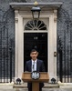 英ロンドン・ダウニング街10番地の官邸前で演説するリシ・スナク首相（2022年10月25日撮影）。(c)Daniel LEAL / AFP