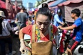 猛暑に見舞われたタイ・バンコク（2024年4月25日撮影）。(c) MANAN VATSYAYANA / AFP