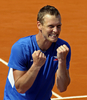 男子テニス、国別対抗戦のデビスカップ（Davis Cup 2012）は16日、ワールドグループ準決勝がアルゼンチンのブエノスアイレス（Buenos Aires）で行われ、アルゼンチンとの対戦成績を3勝1敗としたチェコが決勝に進出した。

チェコのトマス・ベルディハ（Tomas Berdych）は第4試合のシングルスでアルゼンチンのカルロス・ベルロク（Carlos Berlocq）を6-3、6-3、6-4で下した。

試合に勝利し歓喜するトマス・ベルディハ（2012年9月16日撮影）。(c)AFP/ALEJANDRO PAGNI