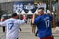ロサンゼルス・ドジャース対サンディエゴ・パドレスの米大リーグ（MLB）開幕戦が行われる韓国・ソウルの高尺スカイドーム外で、ポーズを取るロサンゼルス・ドジャースの大谷翔平のファン（2024年3月20日撮影）。(c)Jung Yeon-je / AFP