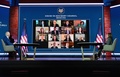 米デラウェア州ウィルミントンで、新型コロナウイルス対策チームのメンバーとビデオ会議を行うジョー・バイデン次期大統領とカマラ・ハリス次期副大統領（2020年11月9日撮影）。(c)Angela Weiss / AFP