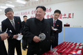 大館郡のガラス工場を視察する金正恩朝鮮労働党委員長。朝鮮中央通信配信（2018年11月18日配信、撮影日不明）。(c)AFP PHOTO/KCNA VIA KNS