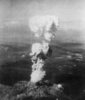 原子爆弾が投下された広島市で、上空6100メートルまで達したきのこ雲（1945年8月6日撮影）。(c)AFP/HO