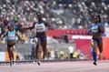 第17回世界陸上ドーハ大会、女子200メートル決勝に臨む英国のディナ・アッシャースミス（中央、2019年10月2日撮影）。(c)Jewel SAMAD / AFP