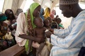 イスラム過激派組織ボコ・ハラムに追われた国内避難民（IDP）が暮らすナイジェリア・ボルノ州ディクワのキャンプで、国連児童基金（ユニセフ）が運営するクリニック（2014年2月14日撮影）。(c)AFP/FLORIAN PLAUCHEUR