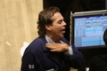 米ニューヨーク証券取引所（New York Stock Exchange）で首を切るジェスチャーをするトレーダー（2008年9月29日撮影）。(c)AFP/Getty Images/Spencer Platt