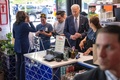 米首都ワシントンで、メキシコ料理店を訪れたジョー・バイデン大統領（中央右）とカマラ・ハリス副大統領（左端、2023年5月5日撮影）。(c)Jim WATSON / AFP