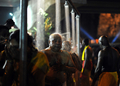 シンガポールで30日、ヒンズー教の大祭タイプーサム（Thaipusam）が行われた。ムルガ（Muruga）神をあがめるこの祭りは、 タミル暦のタイ（Thai）の月の満月の日に行われる。信者らは「カバディ（Kavadi）」と呼ばれる御輿（みこし）を鉄串などで自分の身体に固定して苦行の行進を行う。この祭りはマレーシアでも行われる。

写真は、夜明け前のマレーシア・クアラルンプール（Kuala Lumpur）のバトゥ洞窟（Batu cave）のヒンズー教寺院でタイプーサムの水浴びの儀式を行うヒンズー教徒（2010年1月30日撮影）。(c)AFP/Saeed KHAN