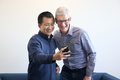 バイトダンス（字節跳動）の張一鳴最高経営責任者（CEO、左）とアップルのティム・クックCEO。中国・北京のバイトダンス本社で。Imaginechina 提供（2018年10月11日撮影）。(c)Bytedance / Imaginechina / Imaginechina via AFP
