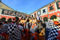 イタリア北部トリノ（Turin）近郊のイブレア（Ivrea）で10日、カーニバルの伝統イベント「オレンジ合戦」が開催された。馬車に乗った領主の衛兵と、その周りを取り囲んだ民衆に扮（ふん）した人々がオレンジを投げ合う祭りで、中世にこの地を治めていた領主の圧政に対して民衆が起こした反乱にちなんでいる（2013年2月10日撮影）。(c)AFP/GIUSEPPE CACACE