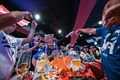 ロサンゼルス・ドジャースのワールドシリーズ制覇を喜ぶファン。都内・渋谷のスポーツバーで（2024年10月31日撮影）。(c)Richard A. Brooks / AFP