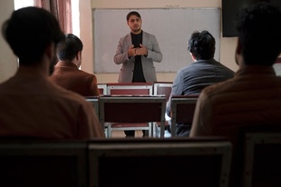 アフガンで大学始業 女子は依然禁止