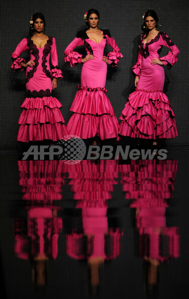 スペインでフラメンコ・ファッションの展示会、華麗な衣装を披露 写真