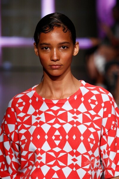 ペールトーンと幾何学模様で近未来 Dkny 15年春夏 写真91枚 ファッション ニュースならmode Press Powered By Afpbb News