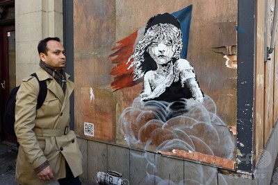 仏の移民対応批判するバンクシーの壁画、板で覆われる ロンドン 写真7