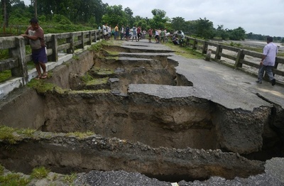 インド東部で豪雨、一部で橋が壊れる被害も