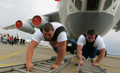 人力で飛行機を引っ張る