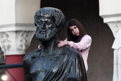 【今日の1枚】偉人像に上る少女、ギリシャ