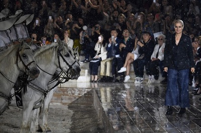 逞しい馬を乗りこなす力強い女性たち、「ディオール」2019年クルーズ