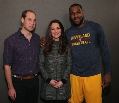 NBA観戦の英王子夫妻がレブロンと記念撮影