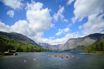ダム反対訴え、カヤックでツアー スロベニア