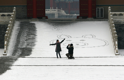 ロケット人工降雨作戦が成功？　雪化粧した北京
