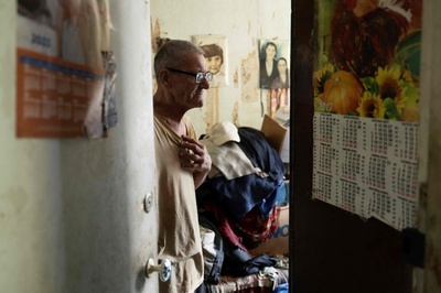 ウクライナ東部の町に残る住民1700人 砲弾におびえる日々