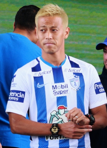 パチューカ加入の本田が入団会見、スペイン語であいさつ