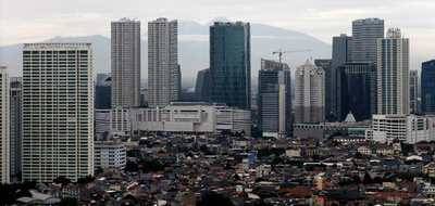 真昼に街頭ビジョンでポルノ映像、インドネシア