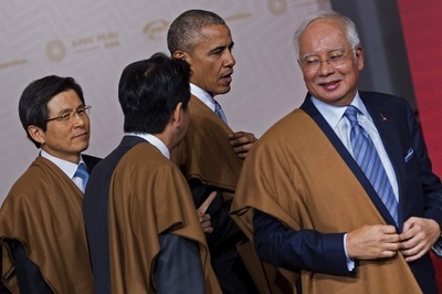 オバマ大統領、日米同盟への「揺るぎない責任」を安倍首相に保証