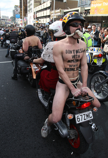 オフィス街でヌード・パレード、10万人が仕事を中断して熱狂