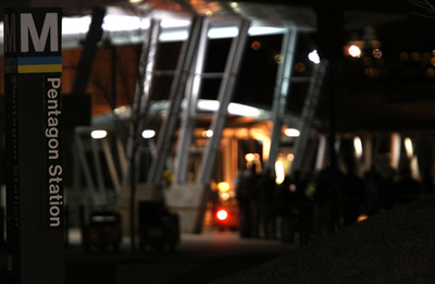 米国防総省前の地下鉄駅で銃撃、3人負傷