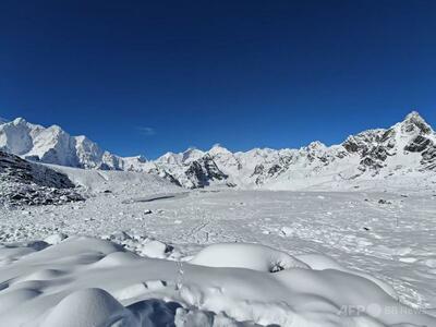 エベレスト付近で立ち往生の登山者ら1000人、無事帰還