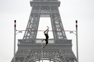 エッフェル塔前で華麗な跳躍、世界記録保持者のラビレニ
