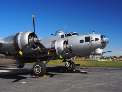 第2次大戦の爆撃・戦闘機が空中衝突 米航空ショー