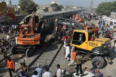 パキスタン・カラチで旅客列車同士が衝突、20人死亡