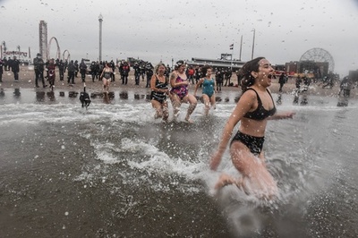各国で新年祝う寒中水泳 コロナで公式イベント中止も
