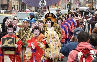 東京・浅草で「おいらん道中」