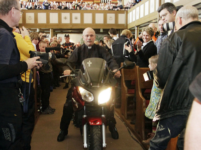 ドイツの牧師、バイクにまたがり祭壇で説教
